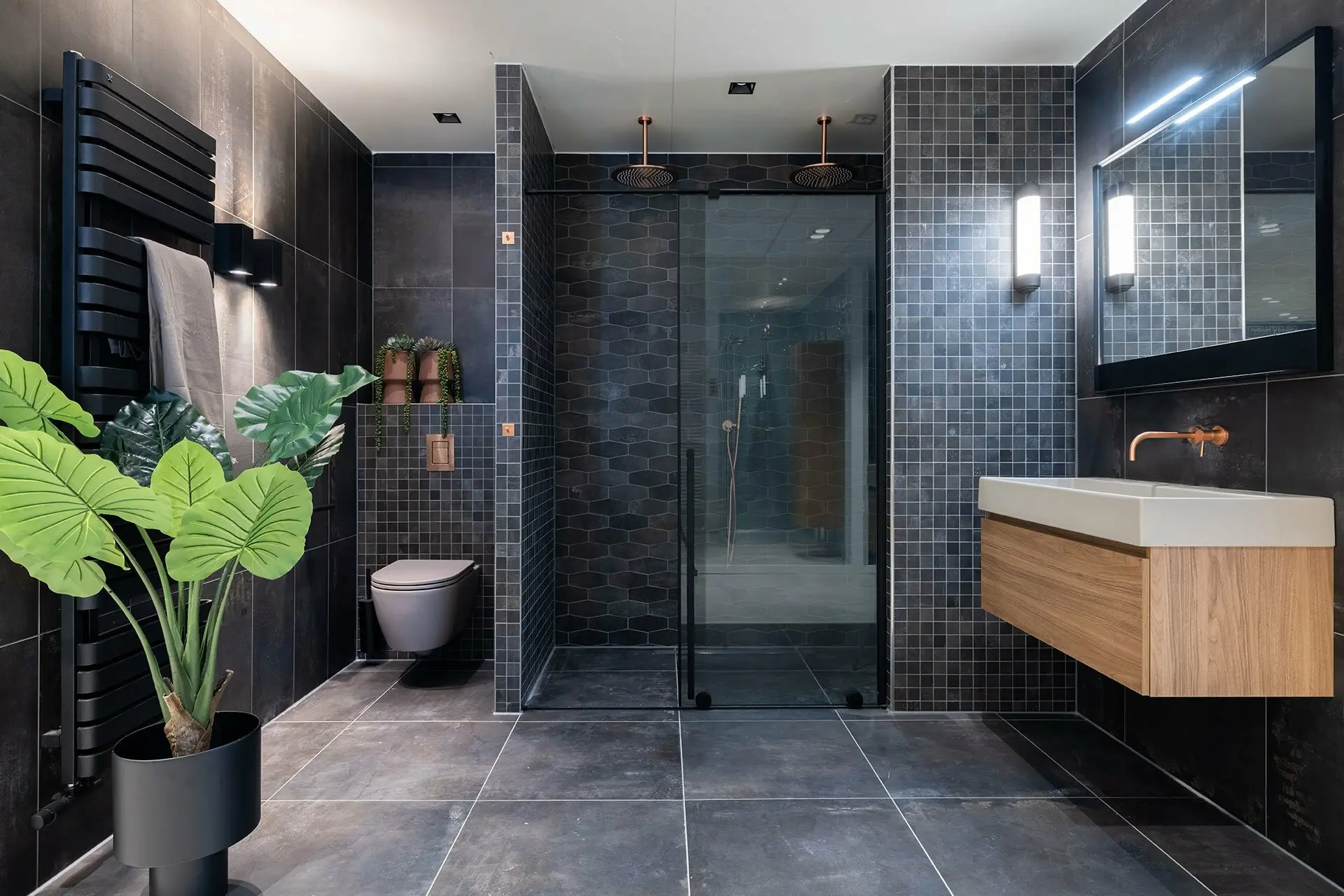 Gerenoveerde badkamer met tegelwerk en douche door Berendsen Montage